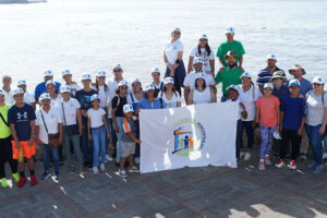 Voluntariado Bancentraliano limpia costas en playa de San Gil, en Santo Domingo