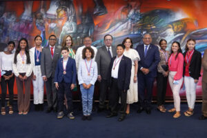 Valdez Albizu recibe al embajador y a los galardonados en la XII Edición de los Premios al Mérito Escolar 2022