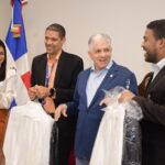 Presidente del Senado entrega 70 uniformes a colaboradores de la institución