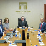 Valdez Albizu recibe a ejecutivos de Ambev Dominicana; dice al fin de 2022 crecimiento estará entre un 5 – 5,5 %