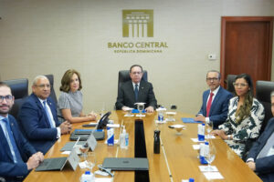 Valdez Albizu recibe a ejecutivos de Ambev Dominicana; dice al fin de 2022 crecimiento estará entre un 5 – 5,5 %