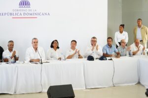 Junto Abinader y el ministro de la Presidencia, Infotep asiste con alimentos afectados en región Este