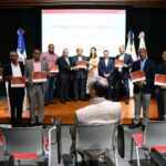 Operadores del transporte y colaboradores del Intrant reciben certificados de TransMilenio Bogotá