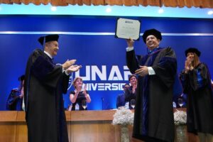 UNAPEC otorga el título de Doctor Honoris Causa a Héctor Valdez Albizu
