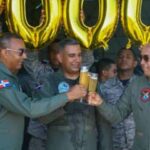 Comandante general FARD felicita al primer piloto aviador en alcanzar dos mil horas de vuelo en su gestión