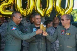 Comandante general FARD felicita al primer piloto aviador en alcanzar dos mil horas de vuelo en su gestión