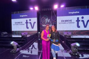 Periodista Odalis Castillo recibe reconocimiento por sus trabajos en TV