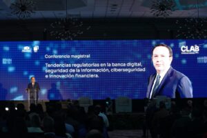 Valdez Albizu destaca RD alcanza comunidad de 5.9 millones de usuarios de internet banking