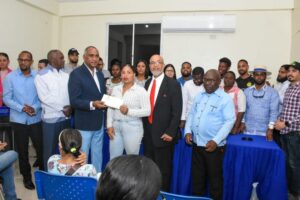 Diputado Fulcar entrega becas universitarias a 33 estudiantes meritorios de Baní  