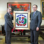 Valdez Albizu recibe un reconocimiento por sus servicios a la nación por parte de la CPEP