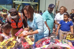 Gobernadora de Santo Domingo entrega  juguetes en Invivienda y sectores aledaños Santo Domingo Este