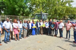 FEDA entrega un tractor a productores mediante «Plan de Modernización del Campo»