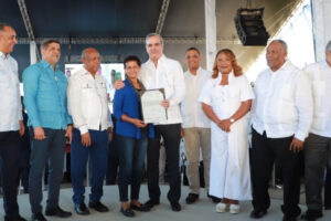 Abinader entrega 2,298 certificados de título en Consuelo, San Pedro de Macorís