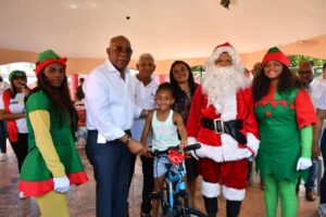 Edeeste realiza entrega solidaria de juguetes a más de 70 niños en Las Lagunas de Nisibón