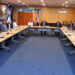 Valdez Albizu se reúne con la ABA para pasar revista al comportamiento del sector financiero