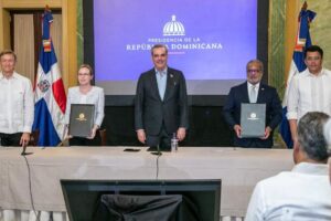 Gobierno dominicano firma acuerdo de transporte aéreo con Canadá