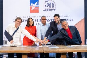 Inposdom y exportadores ponen a circular sello postal del 50 aniversario de Adoexpo