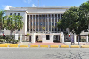 Minerd aclara no renunciará al deber y derecho de elaborar libros de texto para estudiantes sector público