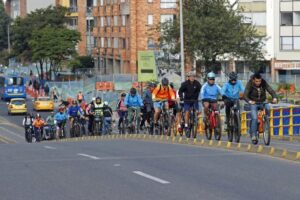 Bogotá cambia las ruedas de los coches por la bicicleta en su día «sin carro»