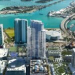 Un rascacielos de 60 pisos es la tarjeta de San Valentín más grande del mundo