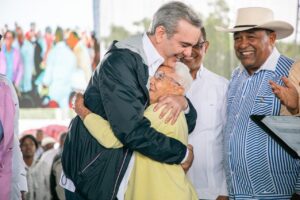 Presidente Abinader entrega 1,183 títulos de propiedad en El Pocito, Montecristi