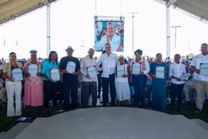 Abinader entrega 2,289 títulos de propiedad en Sabana Grande de Boyá