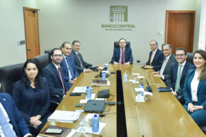 Valdez Albizu se reune con delegación del Citibank interesada en conocer comportamiento economía de RD