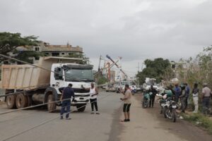 Edeeste avanza trabajos el domingo tras camión derribar 23 postes en SDE