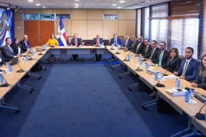 Valdez Albizu recibe misión del Artículo IV del FMI para analizar economía de RD