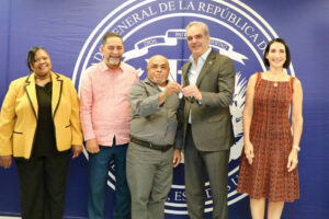 Abinader anuncia lanzamiento programa Viviendas Familia Feliz para dominicanos en el exterior