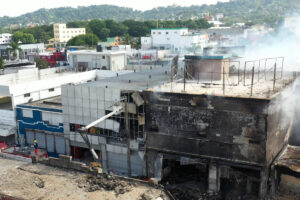 Técnicos de Edesur trabajan 24 horas al día en zona de explosión y centros médicos en San Cristóbal