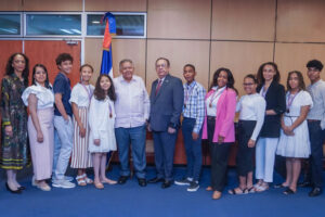 Gobernador Valdez Albizu recibe a embajador Juan Bolívar Díaz y a estudiantes meritorios de España