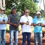 Director Desarrollo Fronterizo entrega plantas de Café en Dajabón