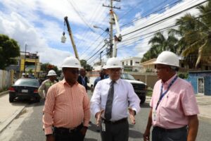 Edeeste instala transformadores y trabaja para resolver problemas eléctricos en Boca Chica