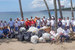 Voluntariado Bancentraliano realiza II Jornada limpieza de costas playa Montesinos