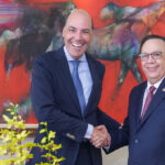 Valdez Albizu pasa revista con ejecutivos de Scotiabank a evolución economía de RD durante 2023