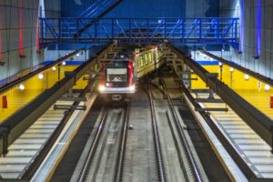 Metro de Santo Domingo extiende horario hasta la medianoche con servicio gratis desde 10:30 de la noche