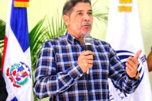 Gobierno lleva ayudas a productores de Sánchez Ramírez tras paso disturbio tropical