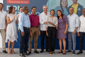 Presidente Abinader entrega 400 apartamentos en San Cristóbal