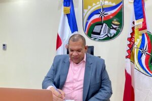 Alcalde Carlos Guzmán dispone pago del salario 13 a empleados ASDN