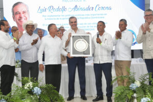 Productores de leche de RD entregan reconocimiento al presidente Abinader