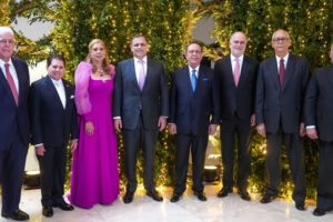 Valdez Albizu y su esposa ofrecen cena de gala en honor miembros Junta Monetaria