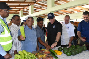 Ministro de Economía y director Indesur supervisan obras beneficiarán más de 1,300 agricultores de Independencia