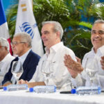 Abinader instruye iniciar proceso de titulación para 86,000 personas en La Victoria