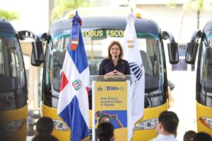 Vicepresidenta entrega 50 autobuses de Trae en provincia La Altagracia