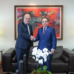 Gobernador Valdez Albizu se reúne con el presidente ejecutivo del FLAR