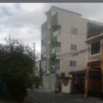 Ocho familias residentes en un edificio en SDE llevan tres días sin luz por falta regularización del servicio eléctrico