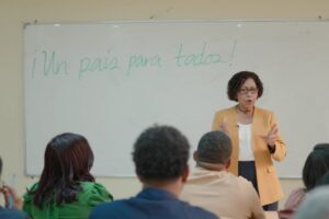 Candidata presidencial María Teresa Cabrera promete “poner servicio público de la educación al servicio de las familias”