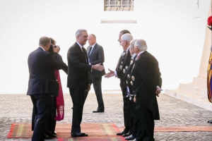 Presidente Abinader llega a la sede del Vaticano para su audiencia privada con el papa Francisco