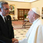 Papa Francisco felicita al presidente Abinader por su reelección